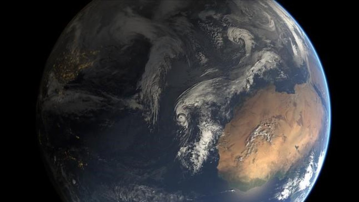 Imagen satelital compuesta de la tormenta subtropical Alex, ahora convertido en huracán, a la altura de las Azores el pasado 14 de enero.-EUMETSAT