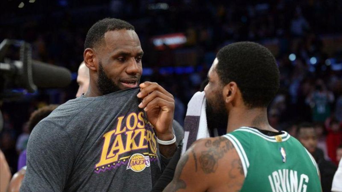 Lebron James conversa con su excompañero Irving al concluir el partido. Los Celtics asaltaron el Staples.-GARY A VASQUEZ (USATODAY SPORTS)
