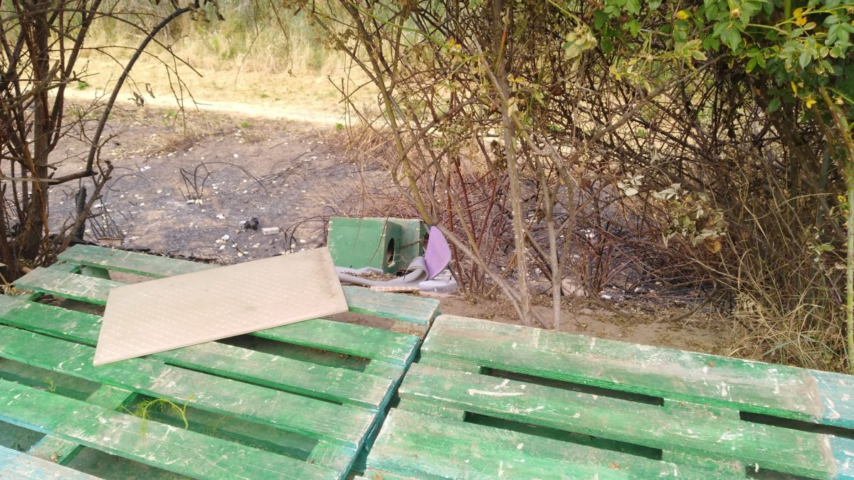 Destrozos en la colonia de gatos en El Palero. / E. M.
