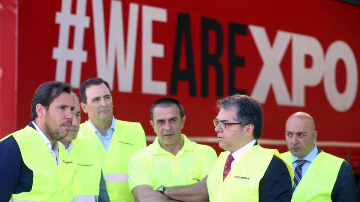 El alcalde de Valladolid, Óscar Puente, y el concejal de Hacienda y Promoción Económica, Antonio Gato, visitan la empresa XPO Logistics y Centrolid.-ICAL