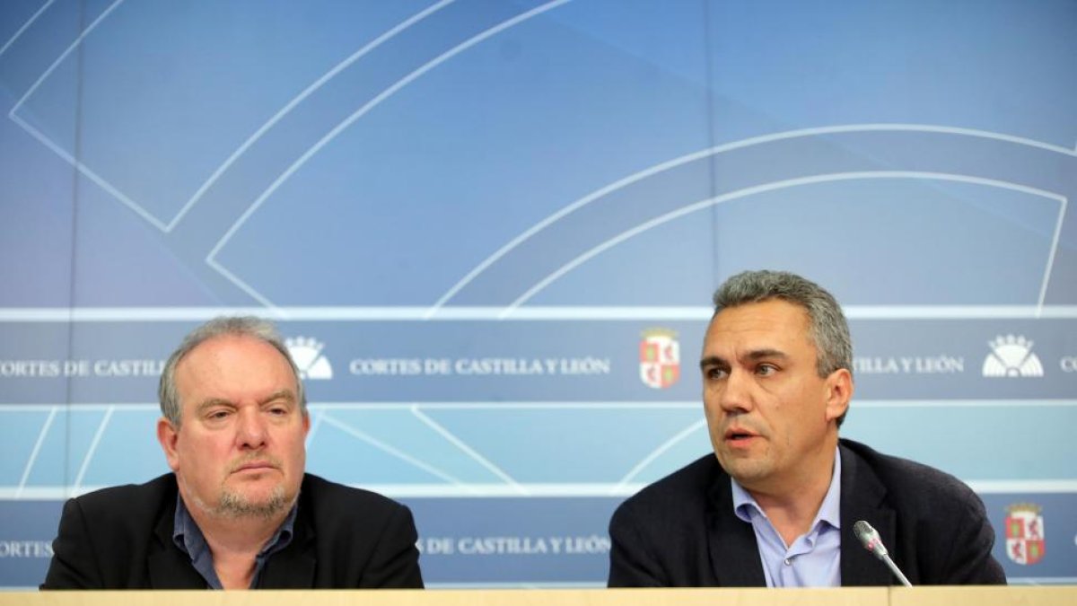 El presidente y el secretario general del Grupo Parlamentario Socialista en las Cortes, Javier Izquierdo y José Francisco Martín, anuncian la personación del PSOE en el caso 'Perla Negra' y Polígono de Portillo-ICAL