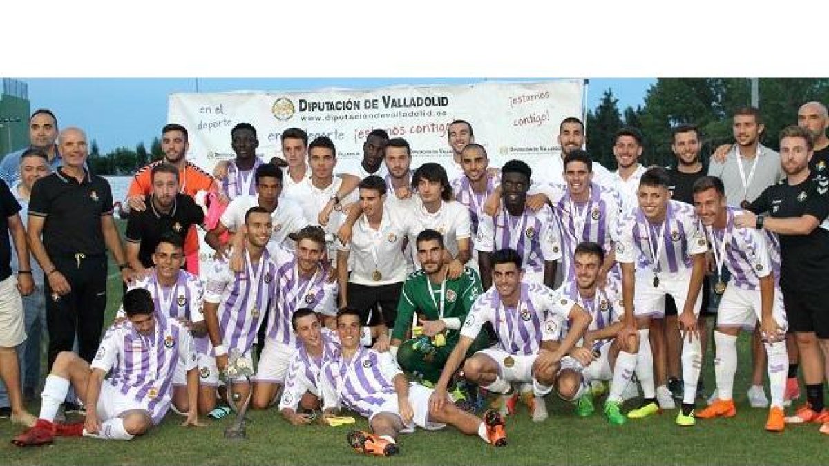 El Real Valladolid Promesas celebra el título conseguido en la edición de 2018.-REYES MOYANO