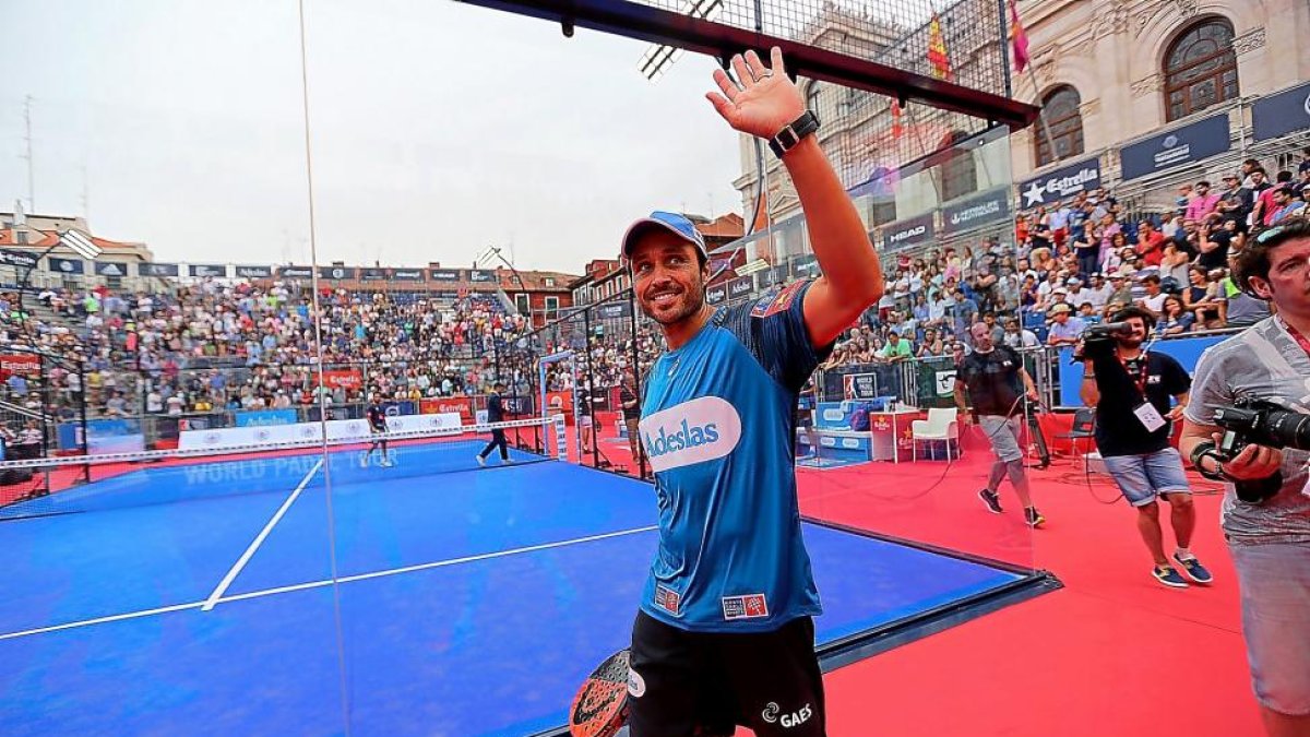 Belasteguin saluda al público tras anunciar su lesión.-MARIO MORÁN