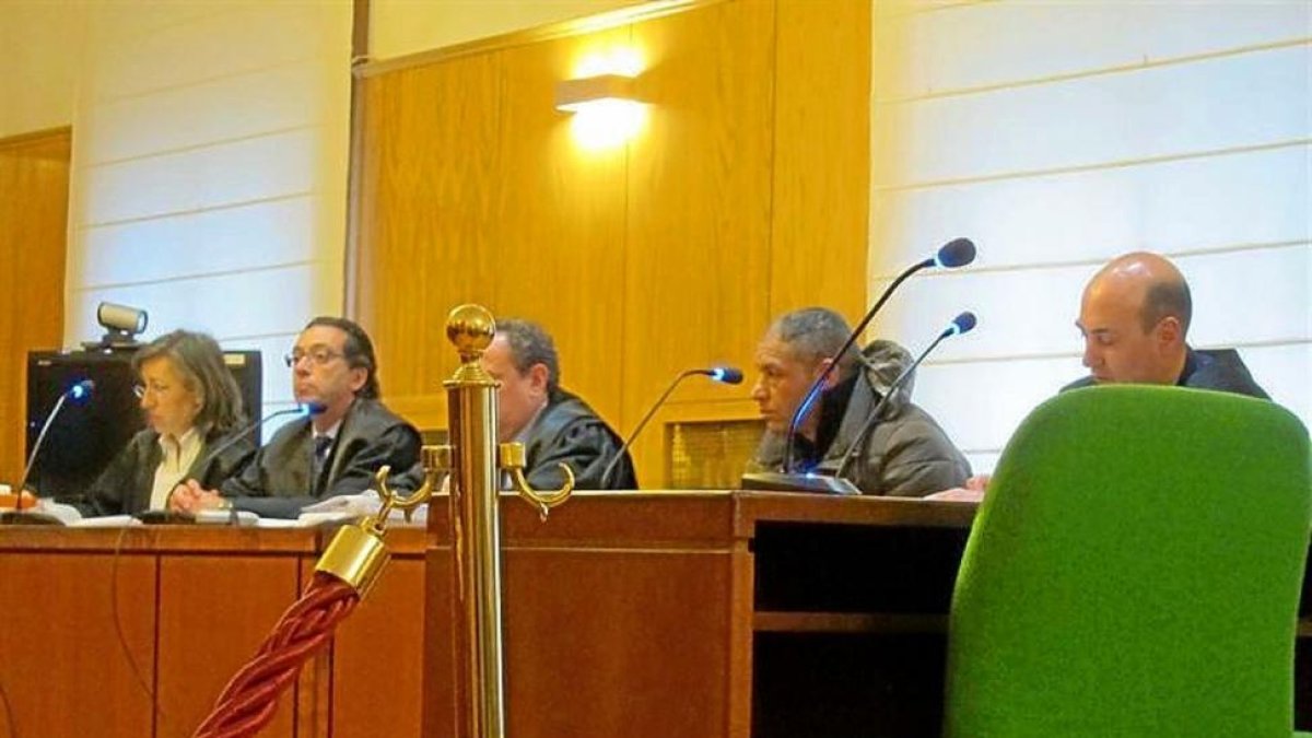 El acusado del dobble crimen Omar O. ayer en la primera sesión del juicio con jurado que se sigue en la Audiencia Provincial.-E. PRESS