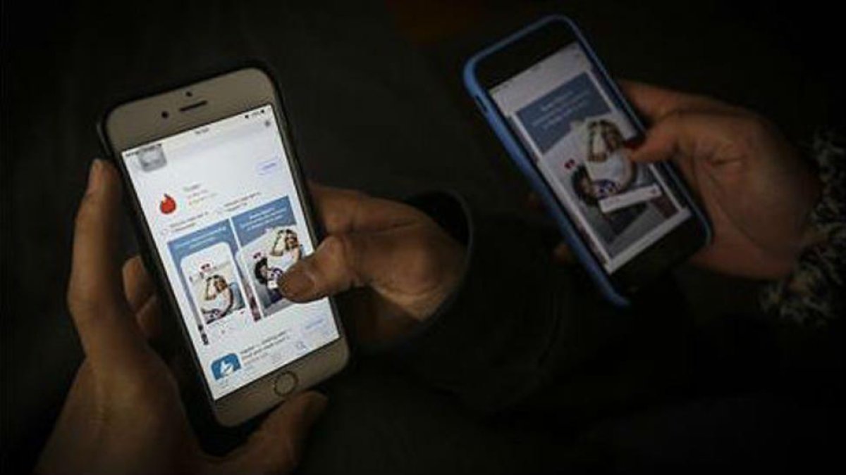 Usuarios con la aplicación de Tinder en sus moviles.-/ DANNY CAMINAL