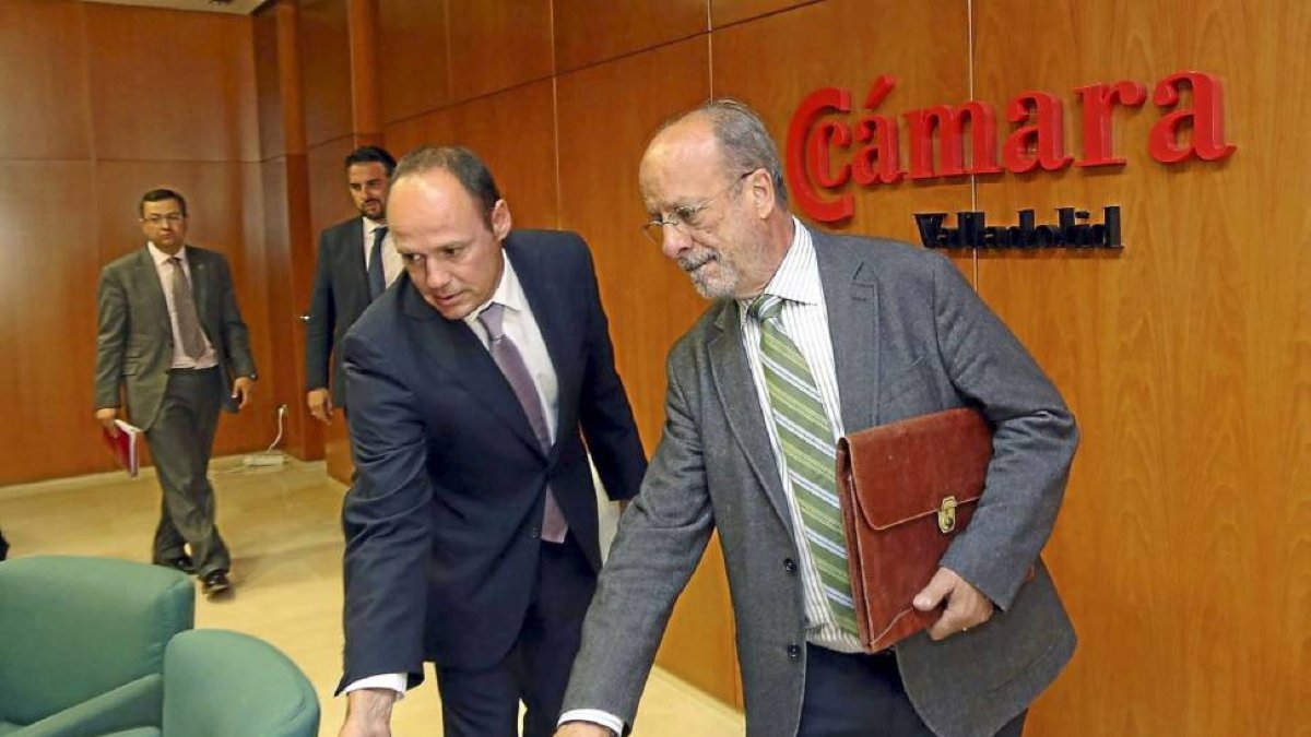 Carlos Villar y Javier León de la Riva en la Cámara de Comercio e Industria.-ICAL