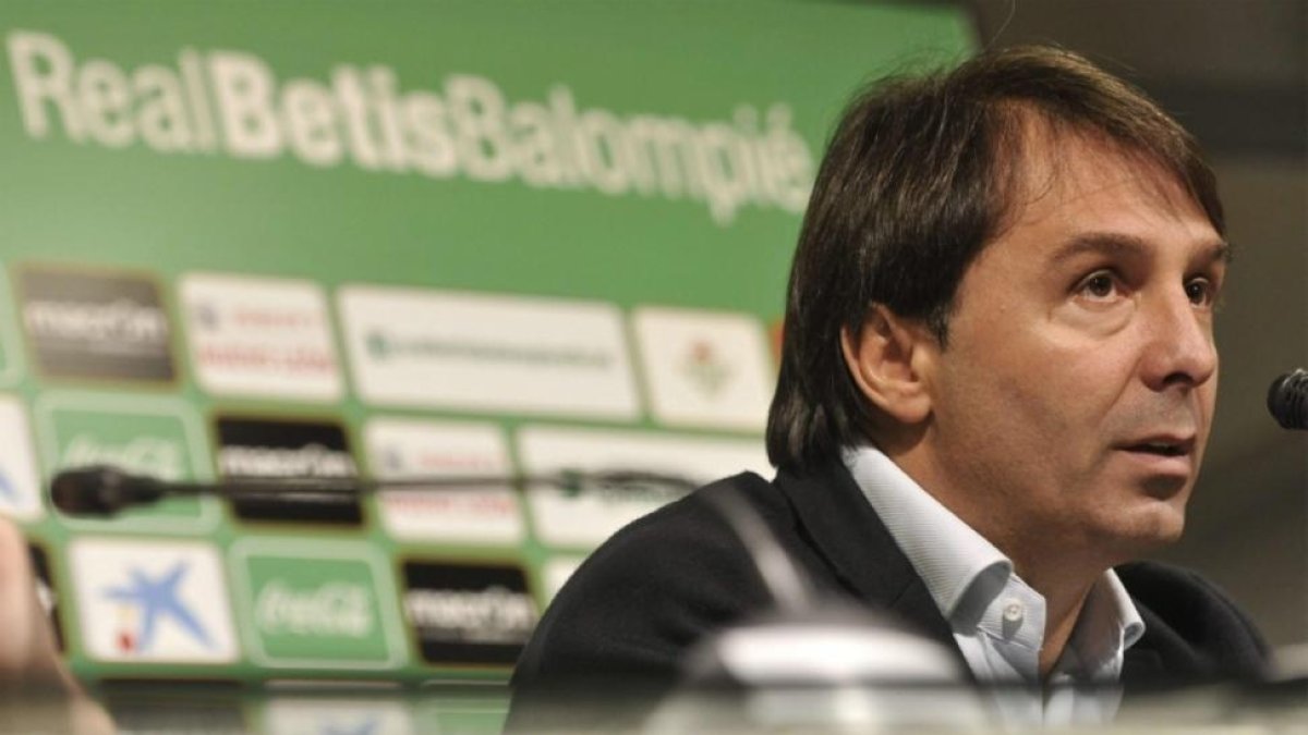 El serbio Vlada Stosic, en la comparecencia tras ser destituido como director deportivo del Betis, en el 2013.-EFE / RAÚL CARO