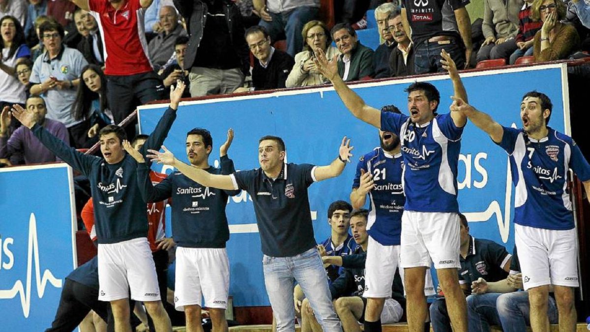 Ávila protesta desde el banquillo junto a Nacho, Roberto y Turrado durante el duelo ante el Teucro-J.M.Lostau
