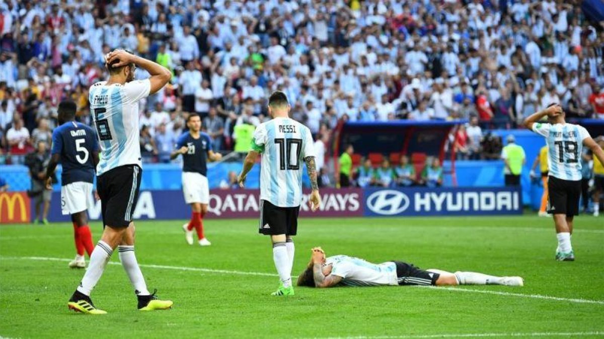 Los jugadores argetninos, con Messi en el centro, lamentan una ocasión malograda en los últimos compases del partido.-REUTERS / DYLAN MARTINEZ