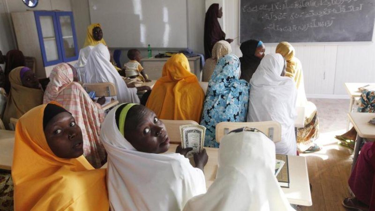 Jóvenes desplazadas por los ataques de Boko Haram acuden a clase en Maiduguri, Nigeria.-SUNDAY ALAMBA (AP)