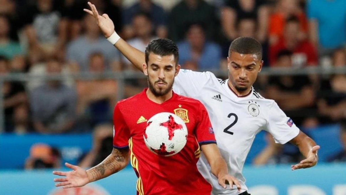 Dani Ceballos, presionado por Jeremy Toljan.-REUTERS / ANDRZEJ IWANCZUK
