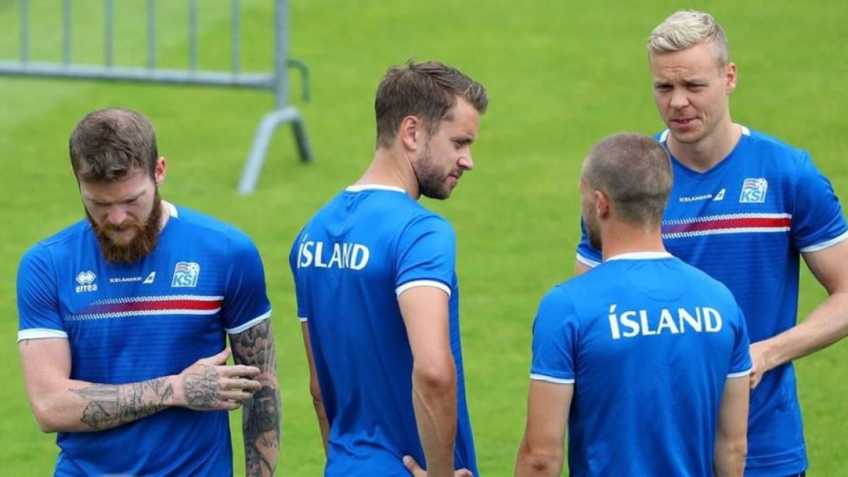 Varios jugadores de Islandia, en un entrenamiento.-EFE / CHRISTIAN CHARISIUS