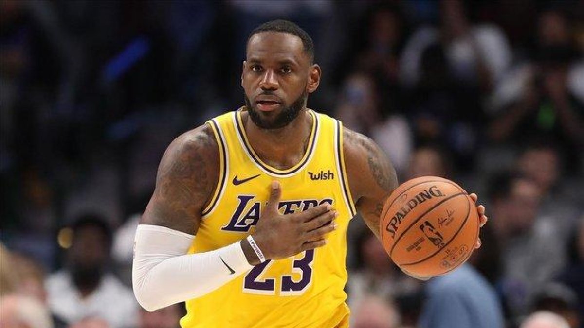 Lebron James conduce el balón en uno de los partidos de esta nueva temporada-RONALD MARTINEZ (AFP)