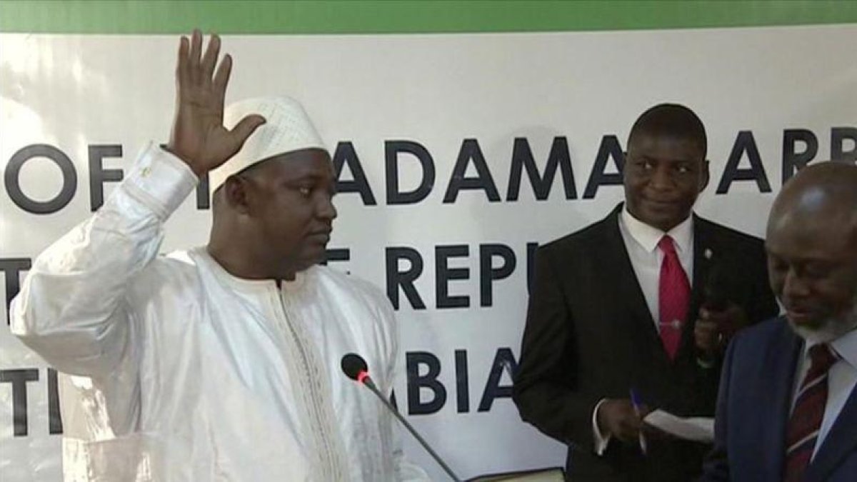 Adama Barrow jura el cargo de presidente de Gambia, en la embajada de su país en Dakar (Senegal), este jueves.-AP