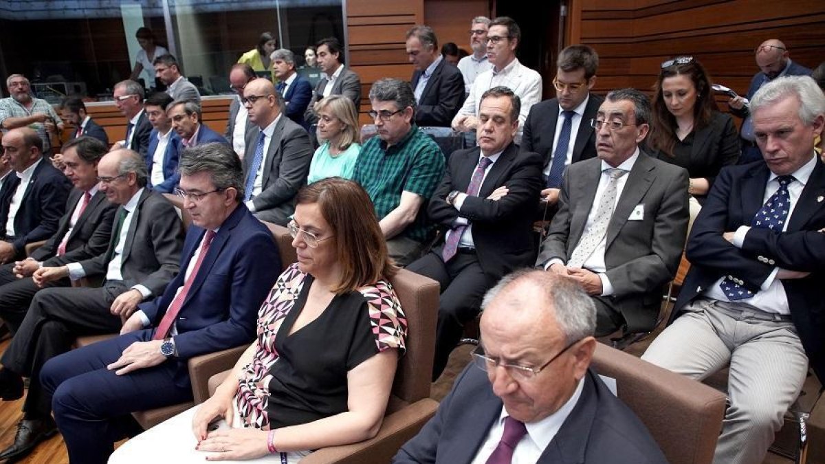 El presidente de la Diputación de Salamanca, el popular Javier Iglesias, junto a la presidenta de la Diputación de Palencia, Ángeles Armisén, entre otros-ICAL