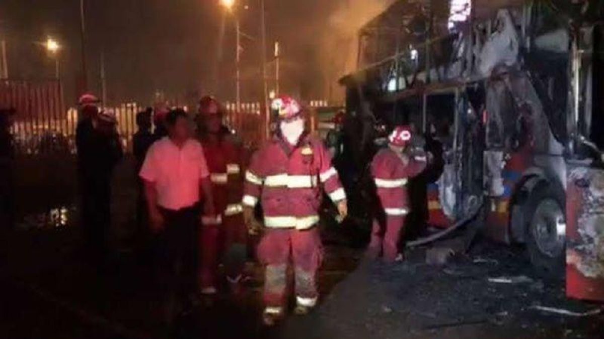 Un autobús de pasajeros en Perú es consumido por las llamas.-EL PERIÓDICO