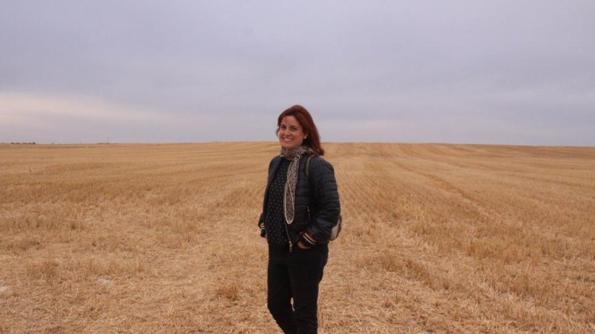 La arquitecta Izaskun Villena, ante el paisaje natural con el que mejor se identifica, la Tierra de Campos palentina.-ARGI