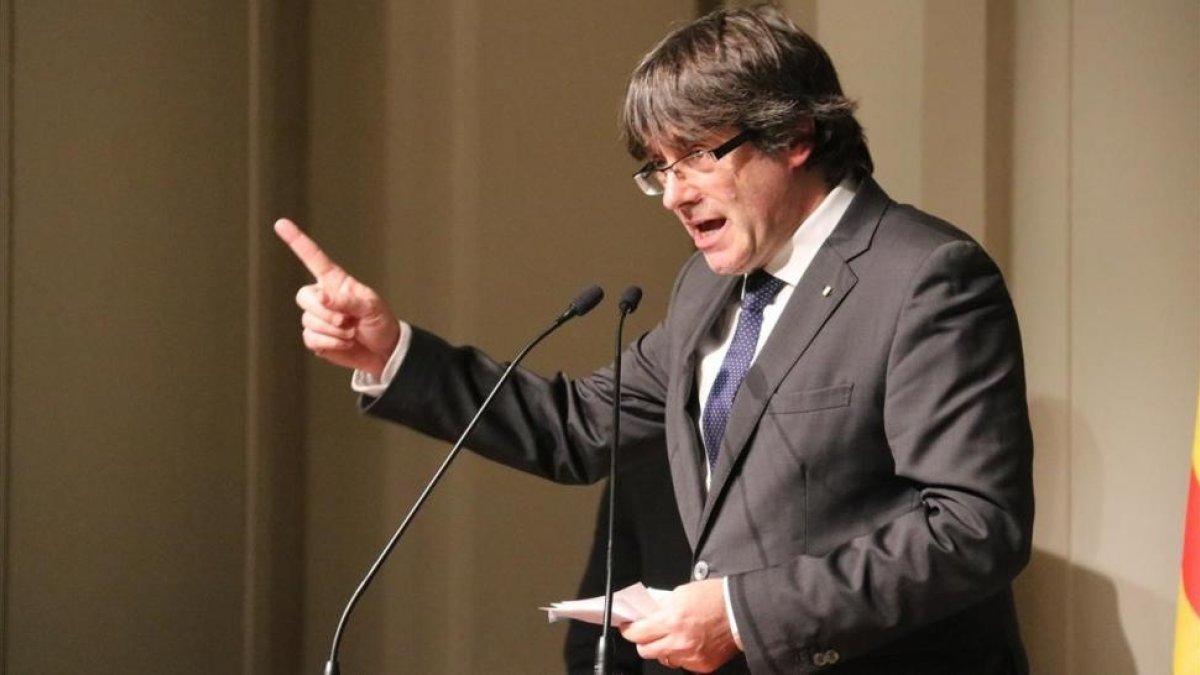 Carles Puigdemont, durante su discurso en el acto de Bruselas con alcaldes del pasado 7 de noviembre.-PERIODICO (ACN / LAURA PONS)