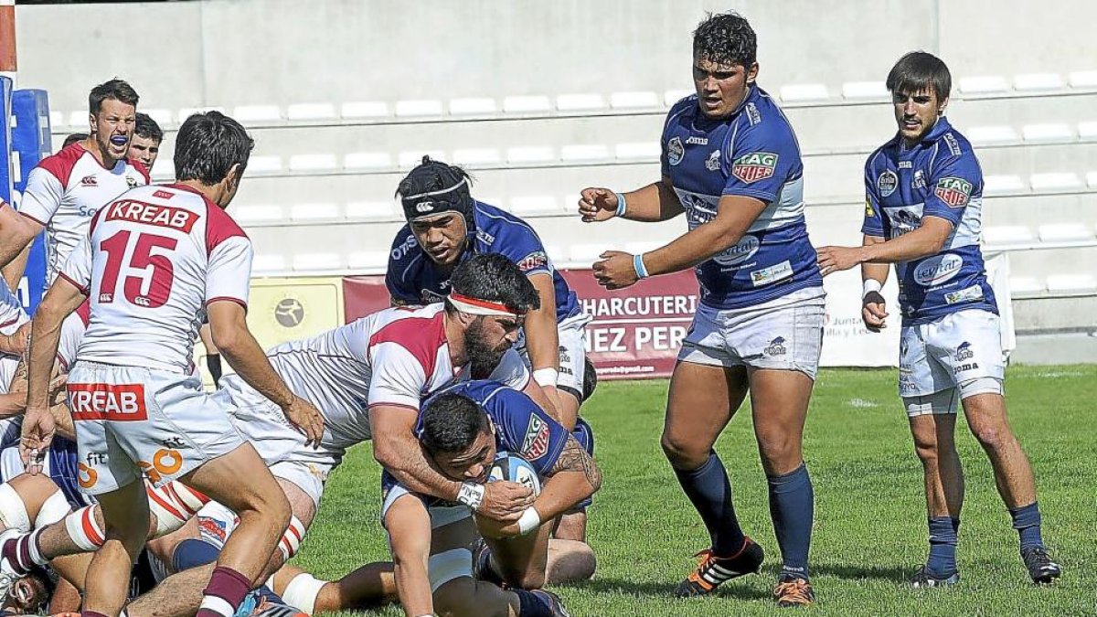 Nathan Paila es placado por un jugador del Alcobendas, ayer en Pepe Rojo.-PABLO REQUEJO (PHOTOGENIC)