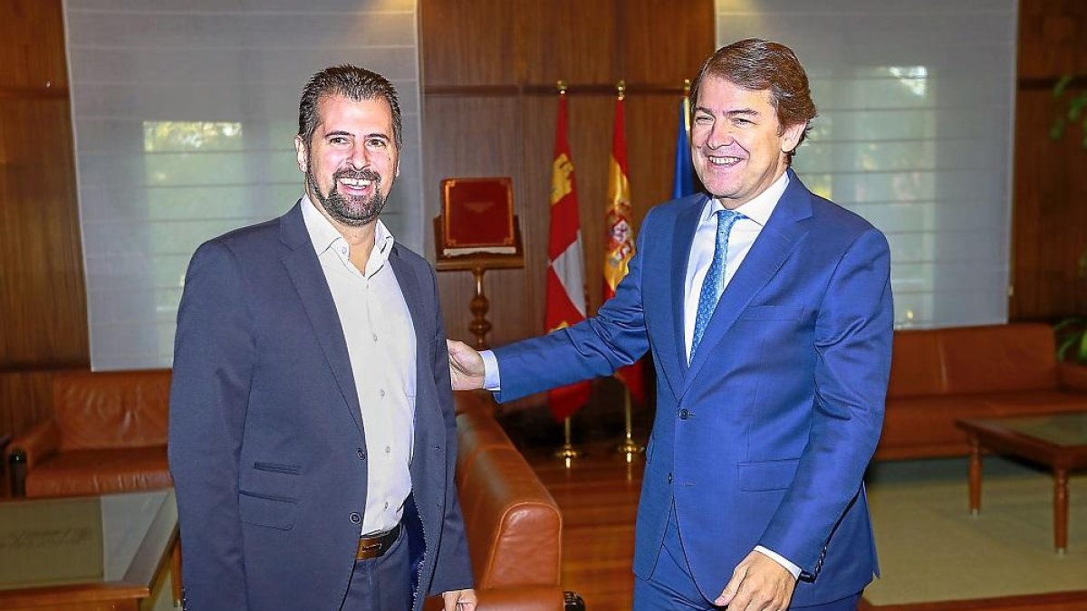 El presidente de la Junta, Alfonso Fernández Mañueco, a la derecha, con el líder del PSCyL, Luis Tudanca.-J.M. LOSTAU