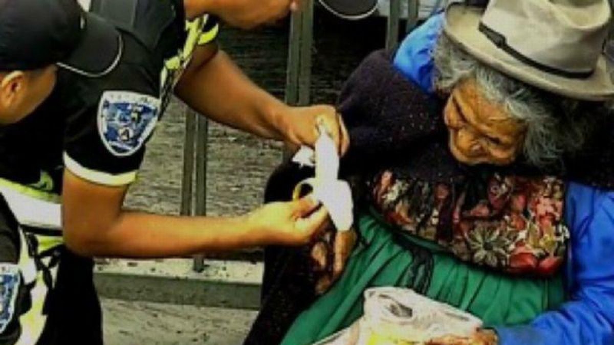 Un vídeo capta el gesto de unos policías peruanos con una anciana de 92 años.-DISTRITO DE ATE