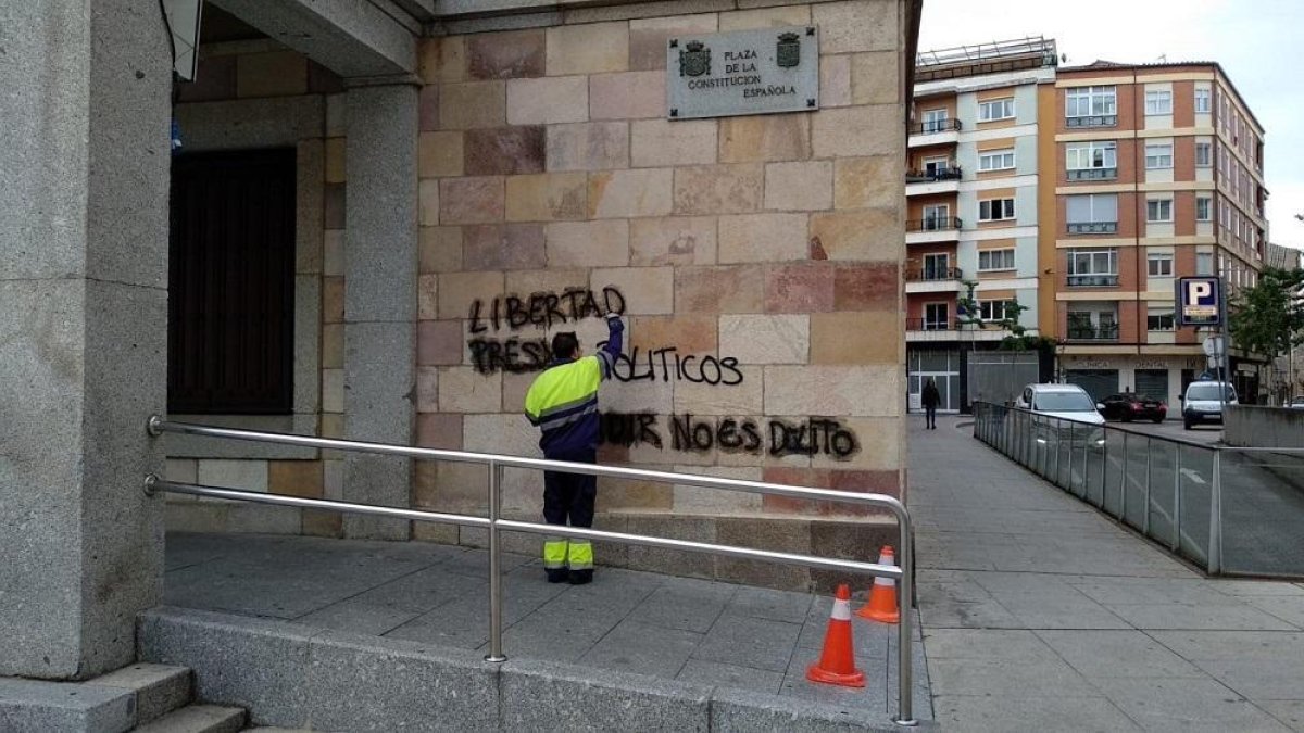 Pintadas en la Subdelegación del Gobierno de Zamora-EUROPA PRESS