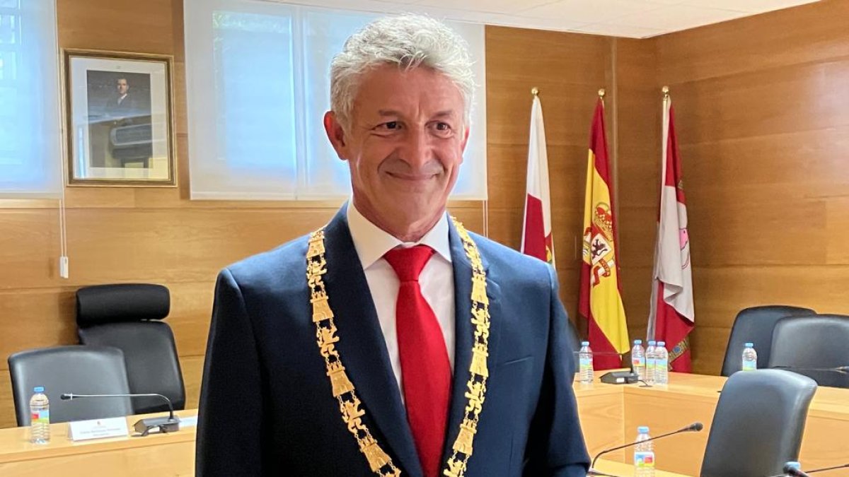 Sarbelio Fernández sonríe tras ser reelegido como alcalde de Arroyo de la Encomienda.- E. M.