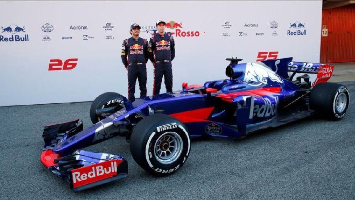 Daniil Kyvat y Carlos Sainz en Montmeló.-REUTERS / ALBERT GEA