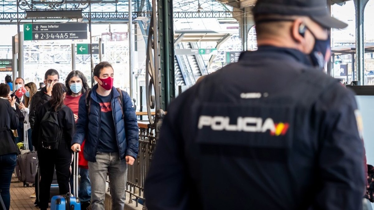 La policía volverá a controlar en Navidad estaciones y carreteras en Navidad. MIGUEL ÁNGEL SANTOS / PHOTOGENIC