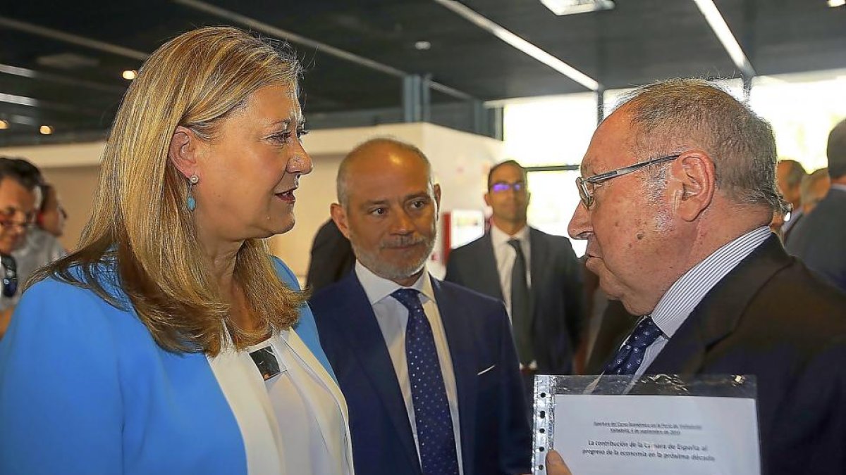 Pilar del Olmo conversa con José Luis Bonet en presencia de Víctor Caramanzana, en el recinto de la Feria de Valladolid.-ICAL