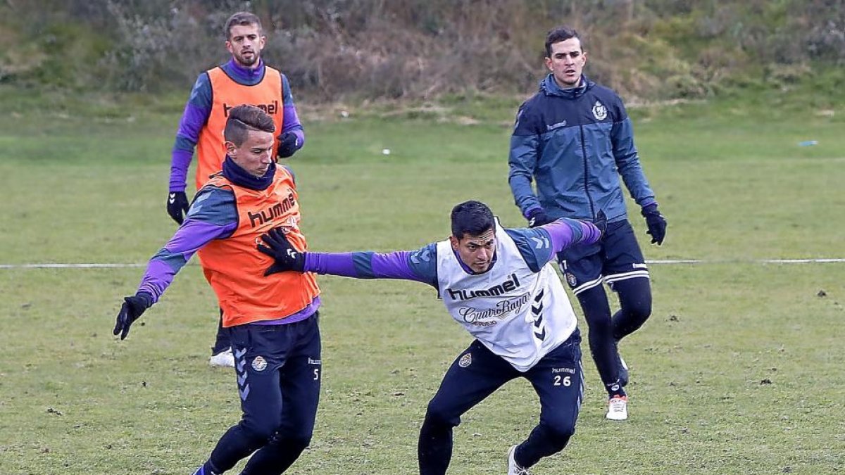 Lichnovsky es frenado por Zambrano ante la mirada de Balbi y Juan Villar en el entrenamiento de ayer.-J.M.LOSTAU