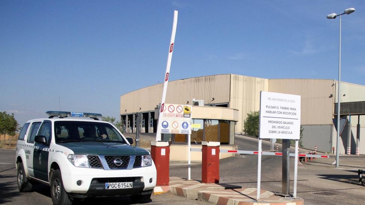 Un vehículo de la Guardia Civil, a la entrada del CTR de San Román (León).-ICAL