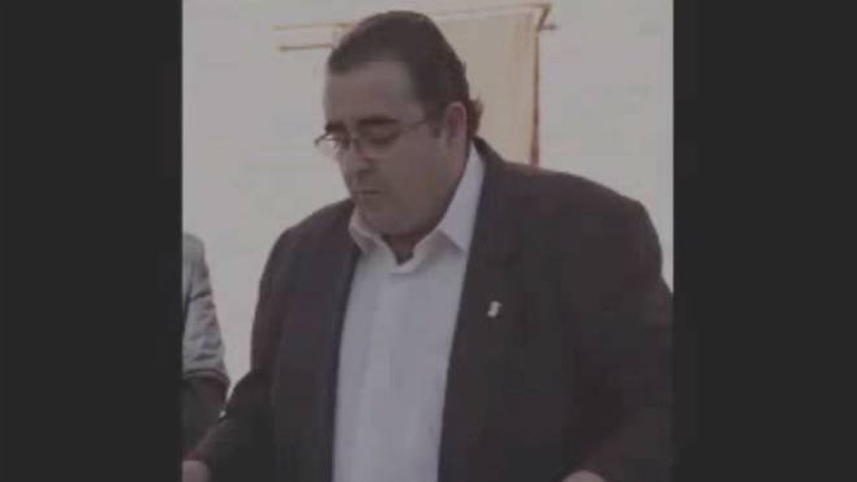 Adolfo Pacheco, alcalde del grupo popular en Villaconejos, compara la bandera del colectivo LGTB con la nazi en un pleno.-