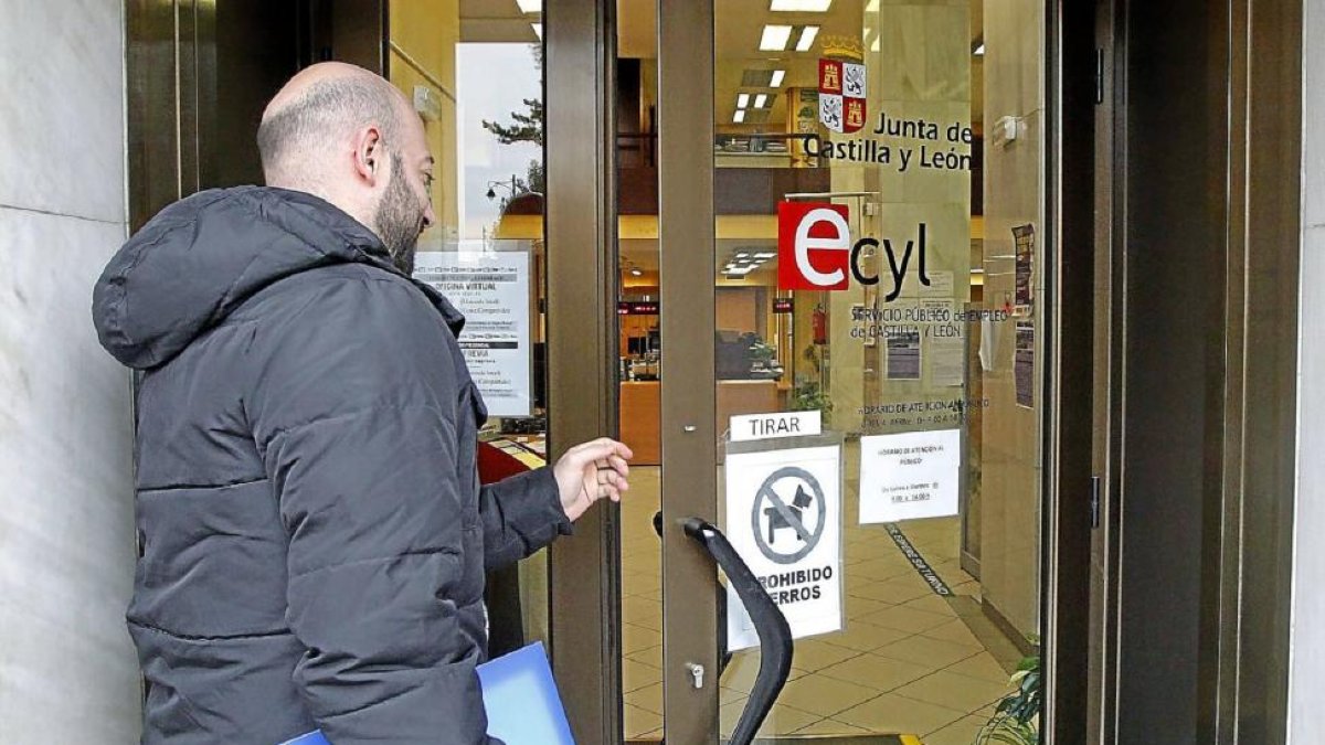 Un hombre entra en la oficina de ECyL en Poniente.-J. M. LOSTAU