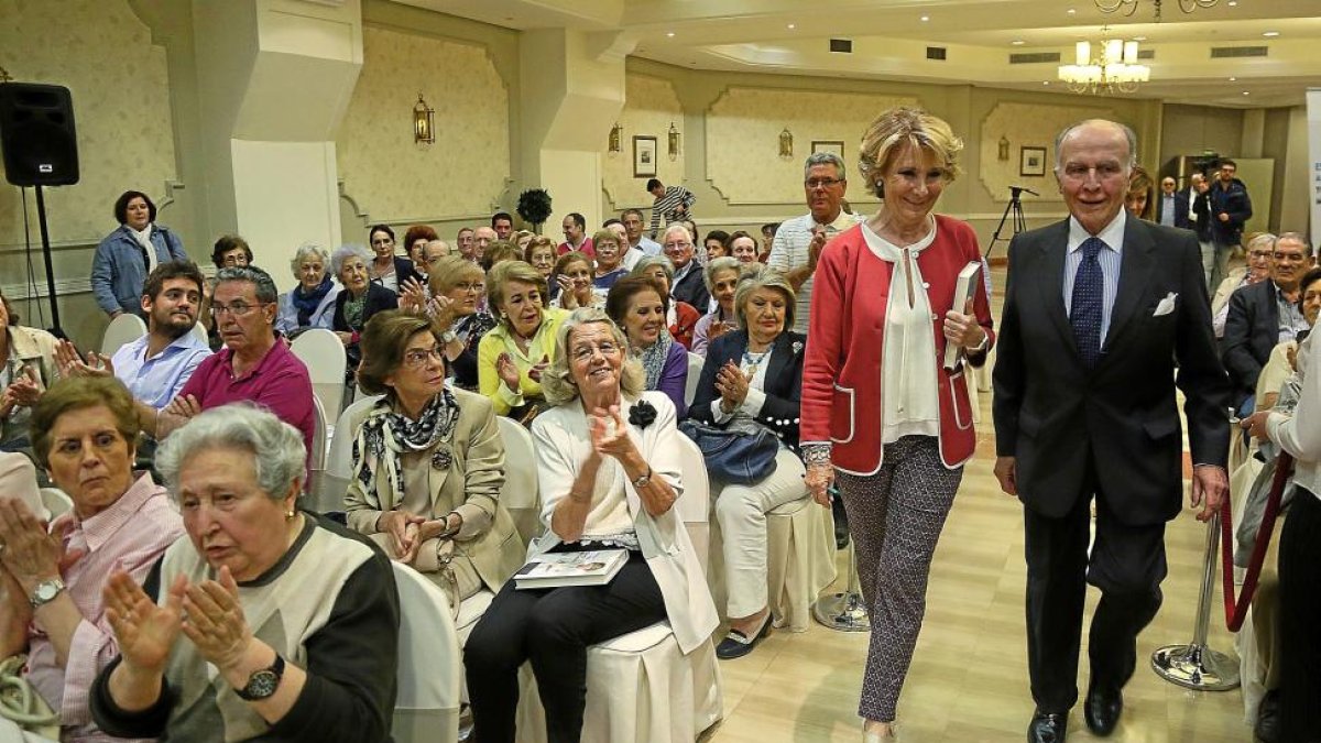 Los asistentes aplaudan la entrada de Esperanza Aguirre, junto al presidente del club de opinión Santiago Alba, Felipe Martínez-Sagarra-ICAL