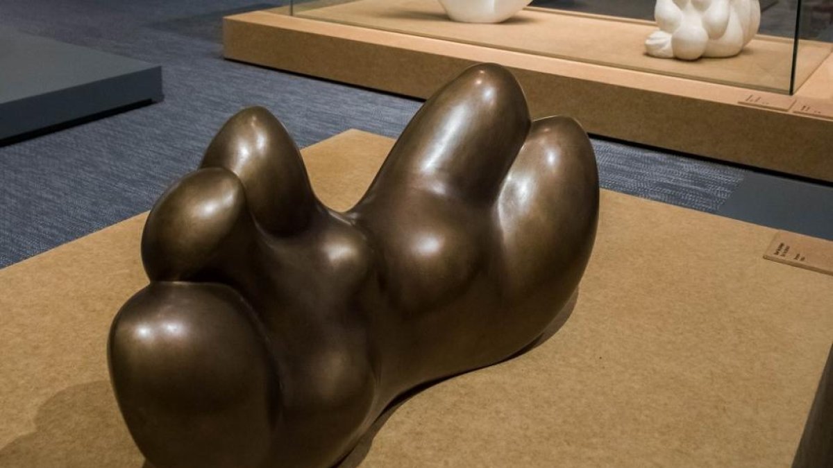 En la imagen superior, bronce titulado ‘En la playa’. Ala izquierda,   boceto en yeso que creó para presidir su tumba en Montparnasse.-ICAL