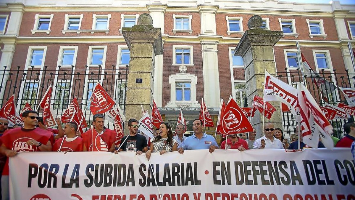 Concentración de trabajadores del transporte sanitario.-ICAL