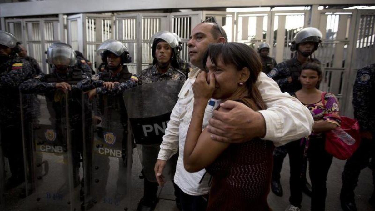 Compañeros del concejal Alberto Albán, desconsolados tras la noticia de su muerte.-EL PERIÓDICO