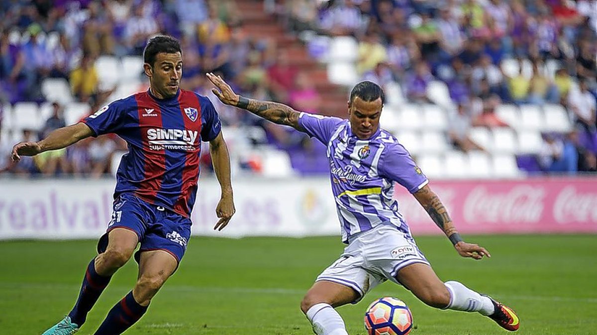 El delantero blanquivileta De Tomás chuta ante el central azulgrana Íñigo López, en el partido de la primera vuelta. J.C. CASTILLO-J.C. CASTILLO