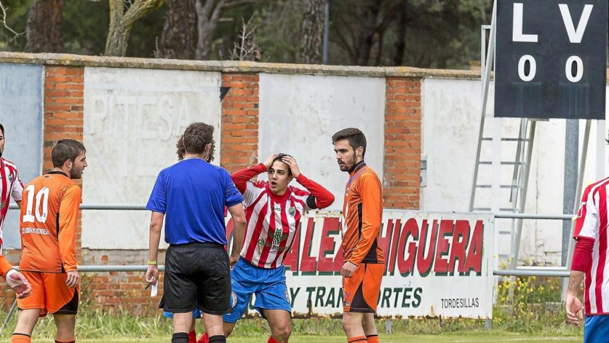 Héctor es amonestado en una jugada en la que pidió penalti.-MIGUEL ÁNGEL SANTOS