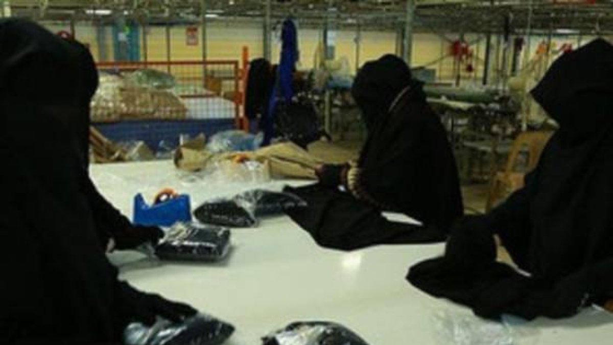 Mujeres tejiendo 'hiyabs' en una fábrica controlada por el Estado Islámico en Irak.-Foto: NASHER.ME