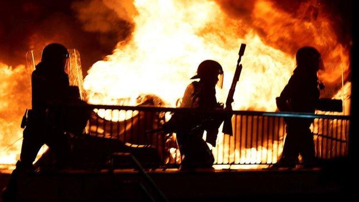 Policías antidisturbios, durante los incidentes registrados en Barcelona, el pasado mes de octubre.-EFE / ALEJANDRO GARCÍA