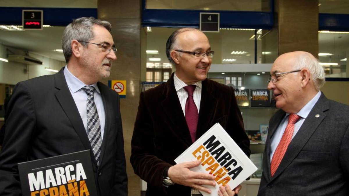 El delegado del Gobierno en Castilla y León, Ramiro Ruiz Medrano, el presidente de la Federación de Castilla y León de Sociedades Filatélicas, Francisco Javier Castro Manrique (D), y el director de la zona 1 de Correos, Ángel Pérez Pérez (I)-Ical