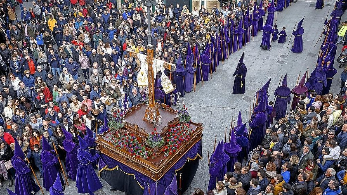 Asistentes a la procesión de la cofradía de la Santa Vera Cruz de Zamora.-ICAL
