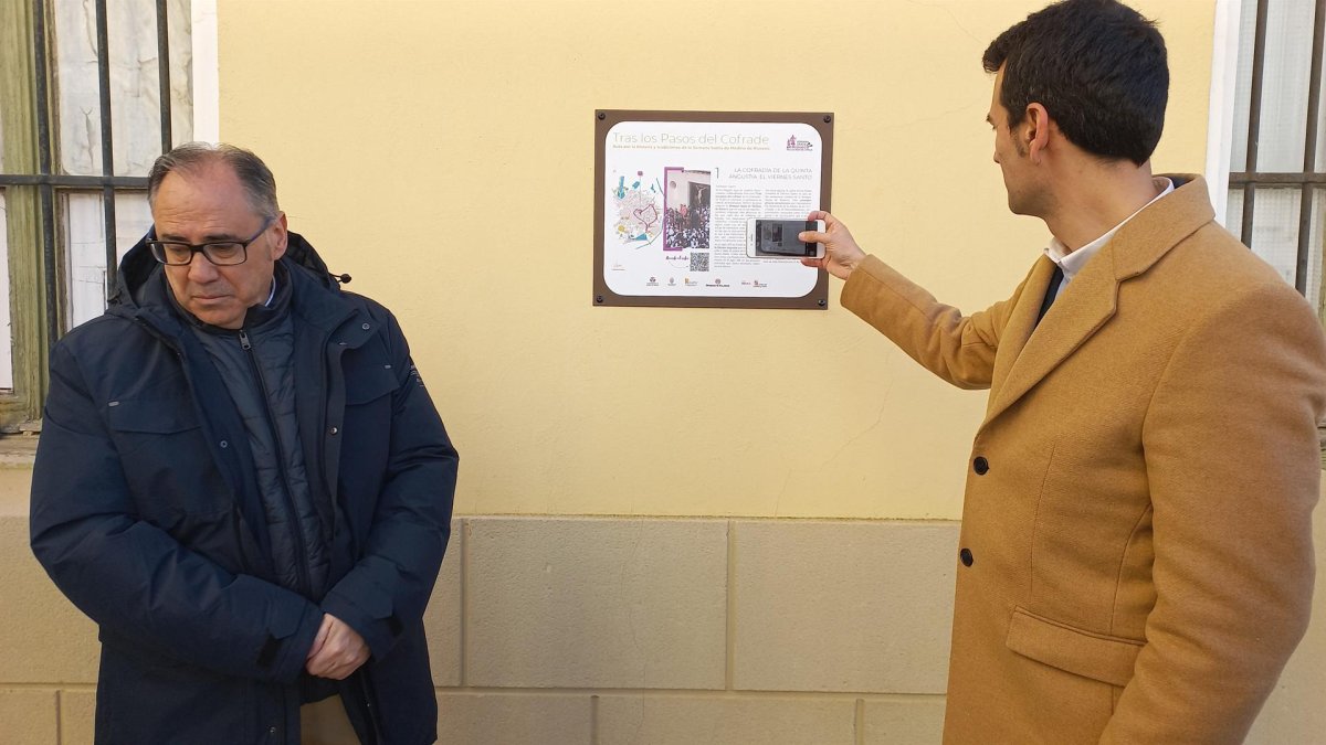 El alcalde de Medina de Rioseco, David Esteban, ha inaugurado hoy lunes la primera ruta urbana sobre la historia y tradiciones de la centenaria Semana Santa de la villa. -EP