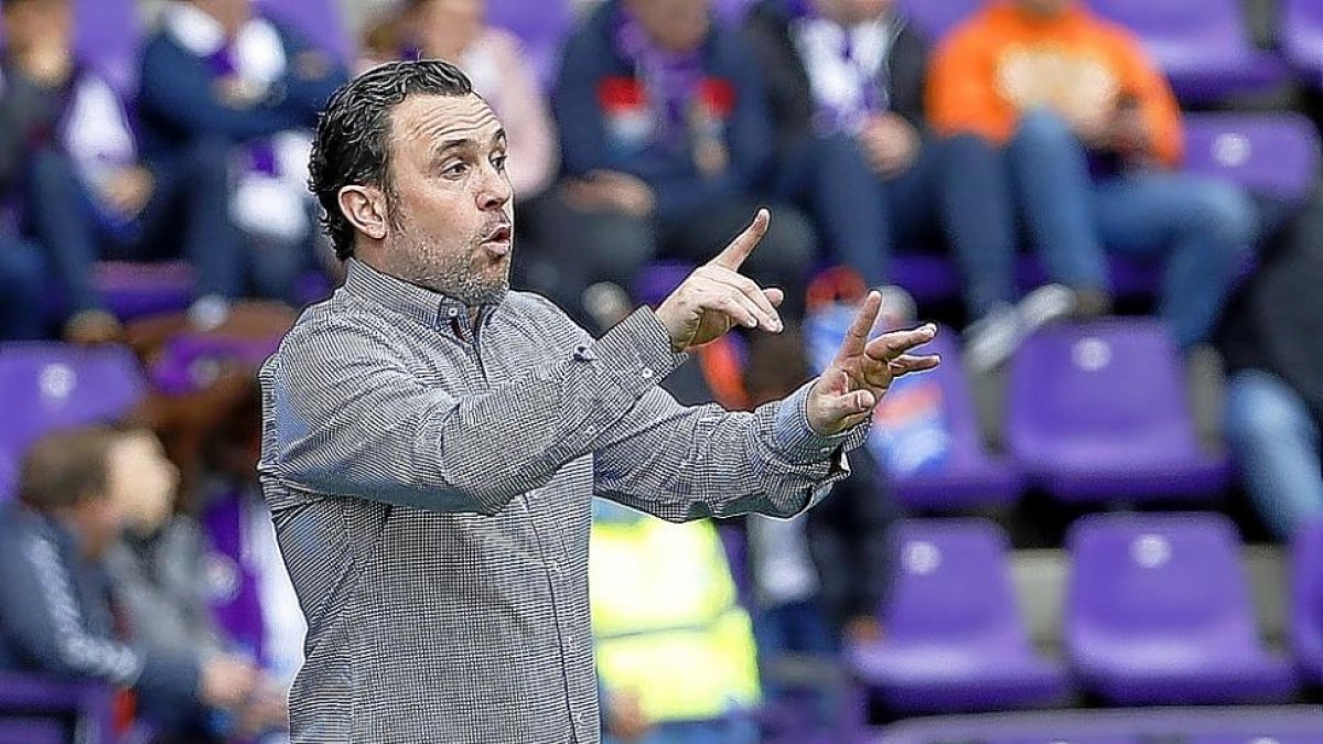 Sergio da indicaciones a los jugadores en el partido frente al Sporgting.-J. M. LOSTAU