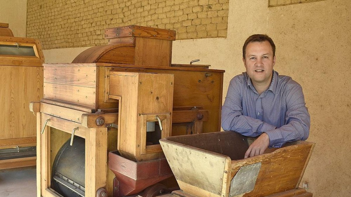 Javier Revilla, apoyado en una mezcladora de harina, y junto a una máquina de limpia, en el patio del Museo de la Industria Harinera de Castilla y León, en la localidad leonesa de Gordoncillo.-ARGICOMUNICACIÓN