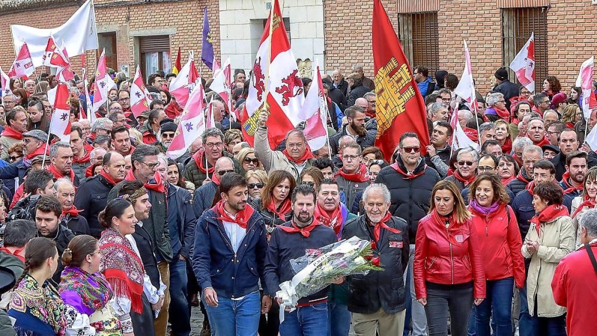 El secretario del PSCyL, Luis Tudanca, con Demetrio Madrid y Barcones se dirigen a realizar la ofrenda floral.-J. M. LOSTAU