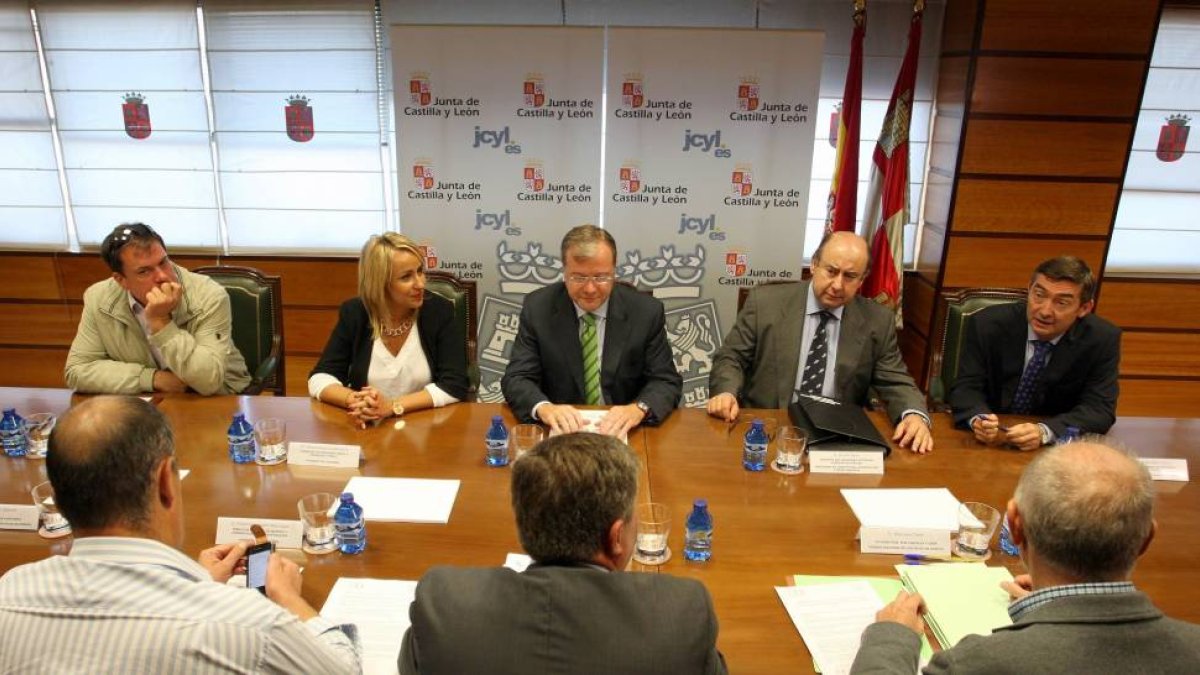 El consejero de Fomento y Medio Ambiente, Antonio Silván, preside la Comisión de Gestión del Parque Nacional de Picos de Europa-Ical