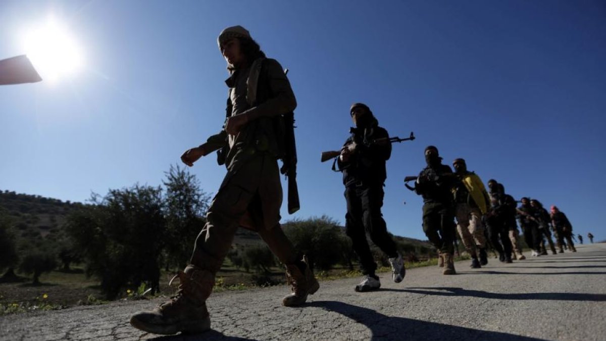 Integrantes del ejercito turco marchan hacia Afrin.-/ KHALIL ASHAWI (REUTERS)